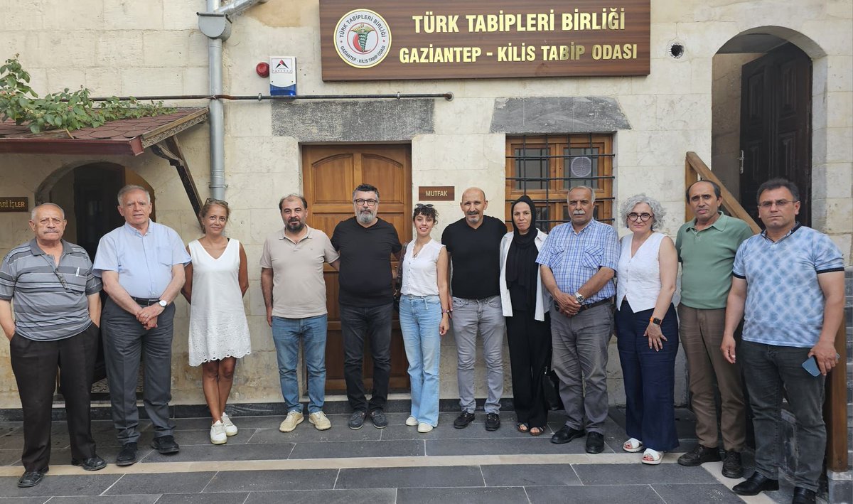 DEM Parti ve (DBP) olarak Gaziantep Akademik Odalar Birliği’ni ziyaret ettik. Barış ve demokratik toplum süreci üzerine görüş alışverişinde bulunduk. Toplumsal barışın kalıcılığı için tüm kurumların sorumluluk alması şart. Kendilerine bizi ağırladıkları için teşekkür ediyoruz.