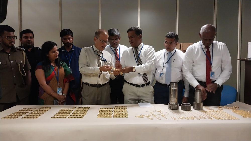 numberslka's tweet image. 🚨 Rs. 1.10B Gold Seizure at BIA – Reportedly the largest gold smuggling attempt ever detected in 🇱🇰
⭕ Sri Lanka Customs seized over 35 kg of gold—195 biscuits plus jewelry totaling 13 kg—hidden inside nine specially modified car-spare-part-like devices and luggage.
⭕ The…