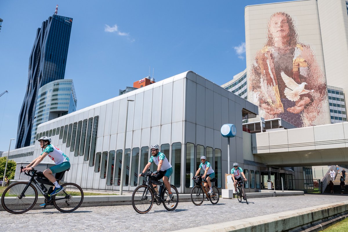 UN_Vienna's tweet image. Today at #UNVienna, the Bike-the-Line team & KinderUni kids were welcomed by UNOV Representative Chhaya Kapilashrami, Amb. Bohn @GermanyUNVienna, Alena Sirka-Bred @Stadt_Wien & UNIS.
Congrats on finishing the memorial bike tour 🙌marking 80 years of the #UN and the end of WWII.