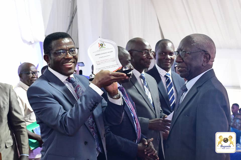 cpmayiga's tweet image. Emyaka 32 egya Kabaka Mutebi II ku Nnamulondo, enkola ya CBS PEWOSA y'emu ku nteekateeka ze twenyumirizaamu ennyo olw'ebibala ffenna byetulabako.
Ekizimbe Meeru amaka ga Buddu CBS PEWOSA kati, kisobose okuzimbibwa; olw'obuyiiya, obunyiikivu, okukola n'okwagala n'obwerufu…