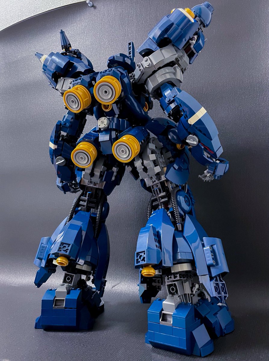 背面〜下半身をブラッシュアップ中。

しっかりスクワットしてモモウラを鍛えてやる。謎のオリジナリティを出したイカリ肩に負けないボリュームを！

足の付け根がもたなくなってきたぞ😱

#LEGO #MOC #レゴ #レゴロボ