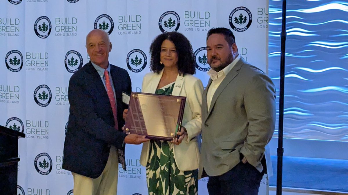 SolagesNY's tweet image. Grateful to be honored alongside @nsbctc’s Matthew Aracich at the annual @USGBC_LI Long Island Gala. Together we’re building a greener, more sustainable Long Island, one project at a time. 💚 #GreenBuilding
