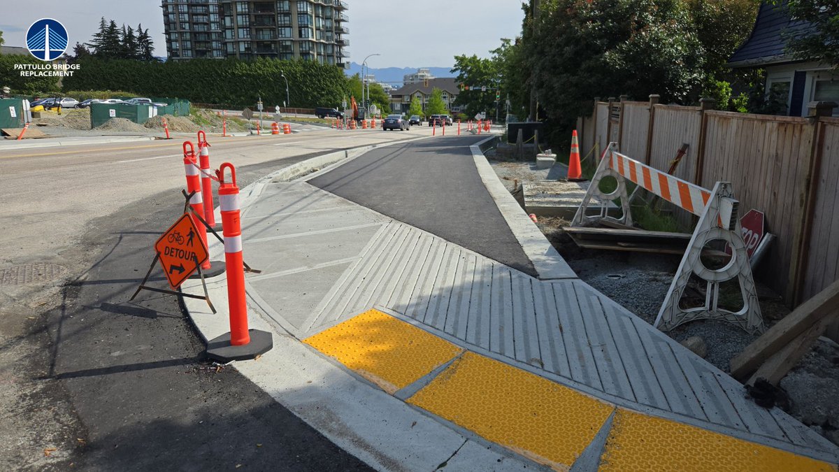 pattulloproject's tweet image. As part of the #PattulloBridgeReplacement Project, new concrete curbs and paving are being installed for the Royal Ave Multi-Use Path (MUP).
MUPs are wide enough so people who are walking, rolling or cycling can share the same path. The Royal Ave MUP is an average of 3m wide!