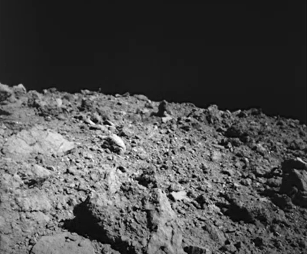 yesknow's tweet image. Japanese Hayabusa2 mission deployed the MASCOT lander onto the asteroid Ryugu providing a glimpse of the surface.
