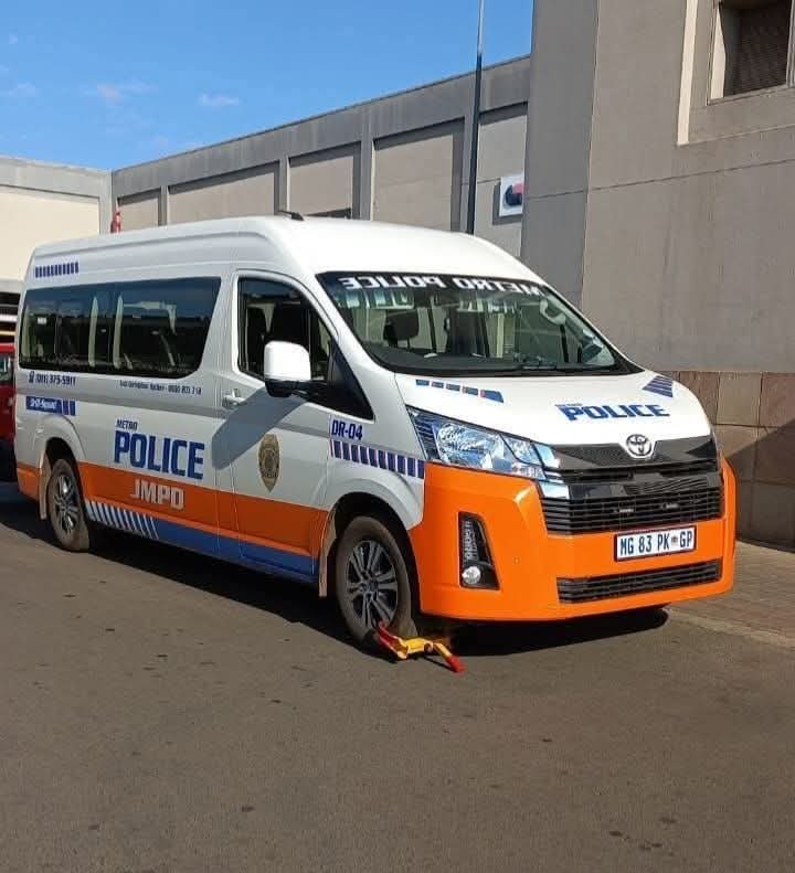 eliotchauke1's tweet image. Who is supposed to pay the fine?
JMPD or the driver?
I believe the driver was on duty