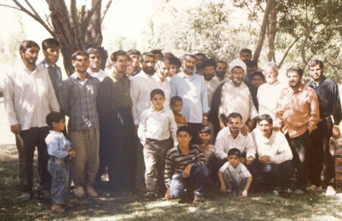 EinSadTehran's tweet image. انگیزه اولیای خدا از محبت به افراد، ایجاد تحول در آنها و اتصالشان به حق است.
استاد علی صفایی حائری
برشی از کتاب؛ در خیمه حسین(ع)