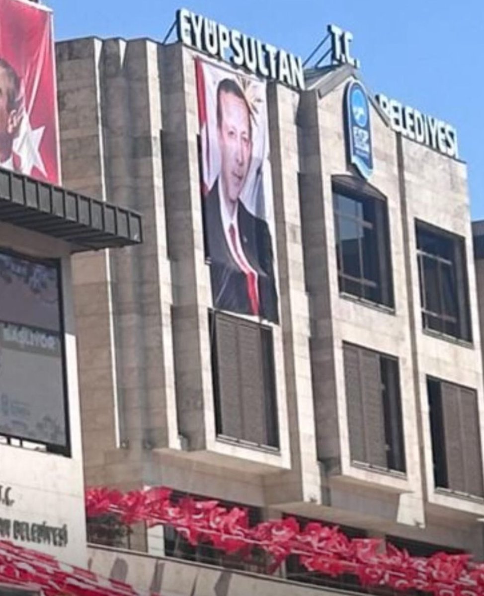 Bugün Eyüpsultan belediye binasına
Cumhurbaşkanımızın posteri asıldı

Kayyuma gerek kalmadı mı diyelim 🤣🤣🤣🤣