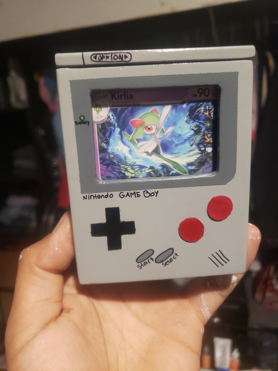 GuzmanGreNas's tweet image. Ayer cumplio años mi hija y le regale esta caja para sus cartas pokemon,esto solo es la entrada el sabado se viene la pachanga🥳