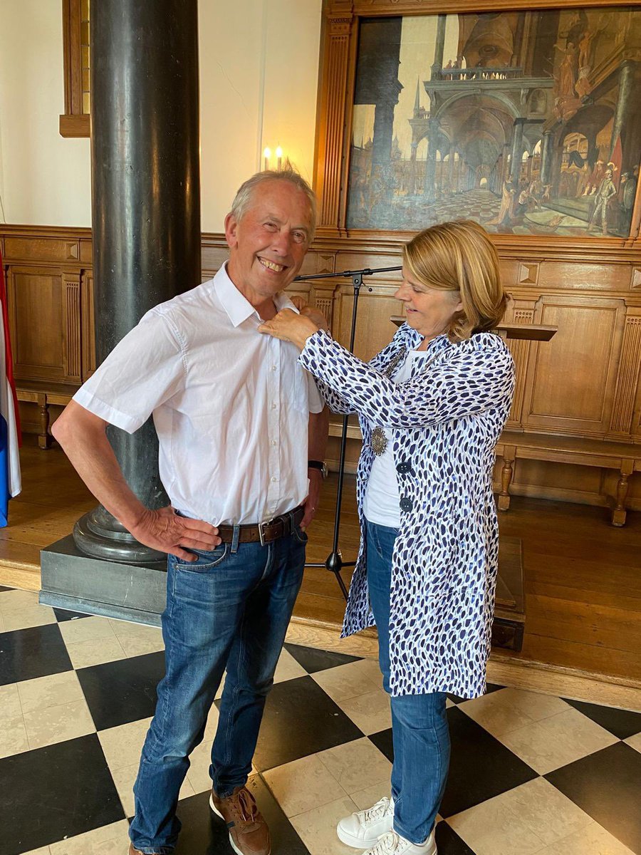 Zojuist heb ik de gemeentepenning van de stad Delft mogen uitreiken aan Bruun van der Steuijt. Bruun (wie kent hem niet) is een Delftenaar die met ongelofelijk enthousiasme op tal van terreinen als vrijwilliger actief is in de stad. Een superverdiende  onderscheiding! 💙