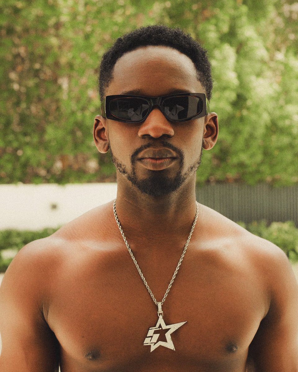 📸 Mr Eazi effortlessly pulls off King Promise’s custom 5-Star pendant