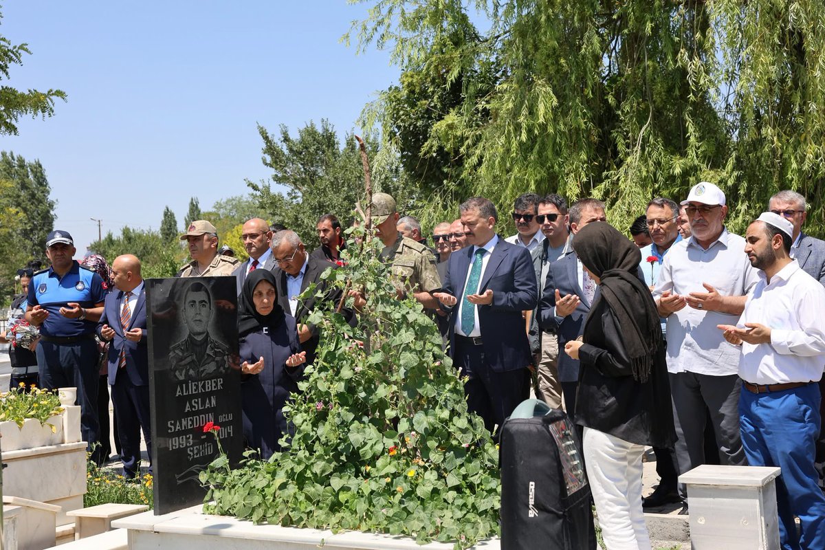 #15 Temmuz Demokrasi ve Milli Birlik Günü dolayısıyla Ulu Camimizde ve şehitlerimizin  mezarları başında  Kur'an-ı Kerim ve Mevlid okuduk  aziz şehitlerimiz için dua ettik.

Rabbim şehitlik mertebesine erişen aziz şehitlerimizin makamlarını âli eylesin.🇹🇷