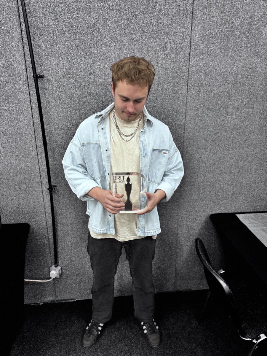 BRIT Awards (@brits) on Twitter photo after selling out stadiums and the release of 'Rein Me In', the massive summer for <a href="/samfendermusic/">Sam Fender</a> continues, as he receives his BRIT Billion Award for one billion UK streams!
recent hits from 'People Watching' join classics including 'Seventeen Going Under', 'Hypersonic after selling out stadiums and the release of 'Rein Me In', the massive summer for <a href="/samfendermusic/">Sam Fender</a> continues, as he receives his BRIT Billion Award for one billion UK streams!
recent hits from 'People Watching' join classics including 'Seventeen Going Under', 'Hypersonic