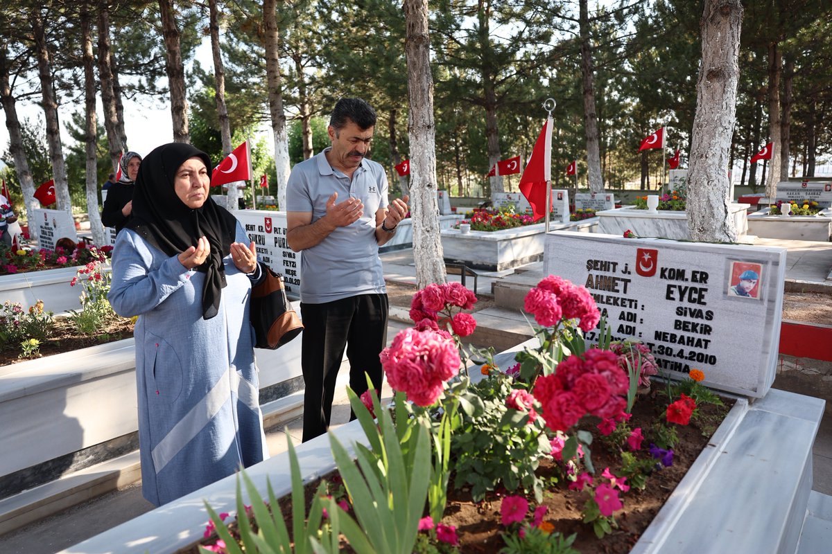 Başkanımız Dr. Adem Uzun, Vali Yılmaz Şimşek, Garnizon Komutanı P. Alb. Cüneyt Mutlu ve il protokolü, 15 Temmuz Demokrasi ve Millî Birlik Günü programları kapsamında Yukarı Tekke Mezarlığında bulunan Garnizon ve Polis Şehitliklerini ziyaret etti.

Okunan Kuran'ı Kerim tilaveti ve
