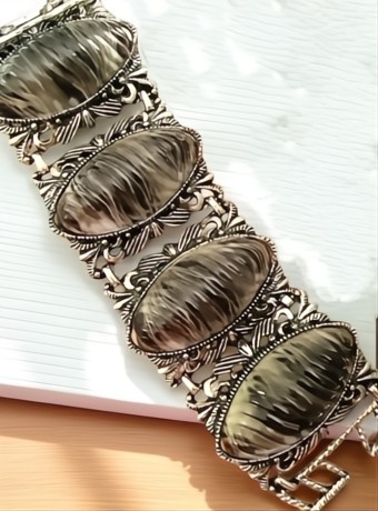 renaissancefai's tweet photo. Chunky Thermoset Selro Style Bracelet, Extra Wide, Zebra Patterns, Antique Silver Tone, 4 Filigree Panels, Vintage
https://t.co/gyn0rOjgNz?
#bracelet #vintage #SelroStyle #extrawide #wide #gray #ornate #heavy #carved #silvertone #hollywood #1950s #selro #selini #unsigned #cream https://t.co/C95VCksScx