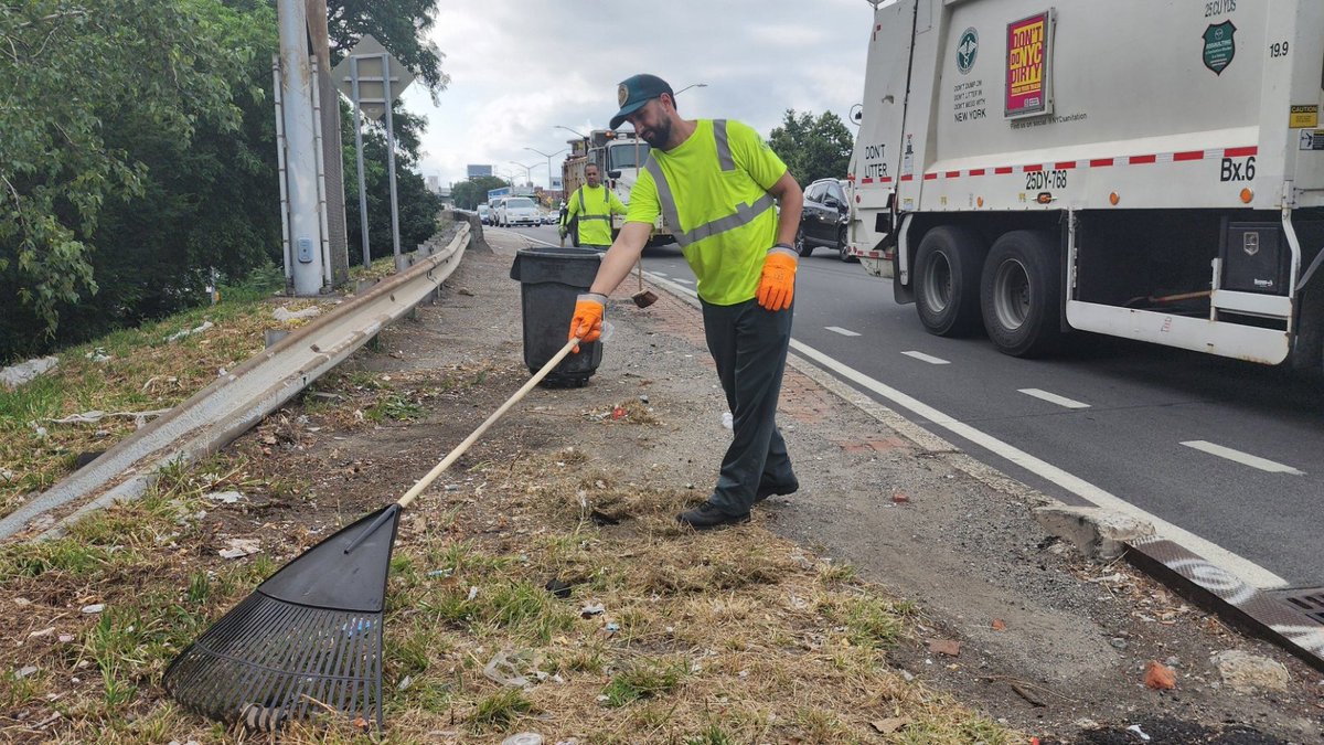 NYCSanitation's tweet image. While we’ve got some big machinery to help with cleaning, sometimes there’s no substitute for the hard work of getting it done by hand!
Yes, our Highway Unit uses mechanical brooms – but New York’s Strongest are also out in force, sweeping and raking litter and debris to keep…