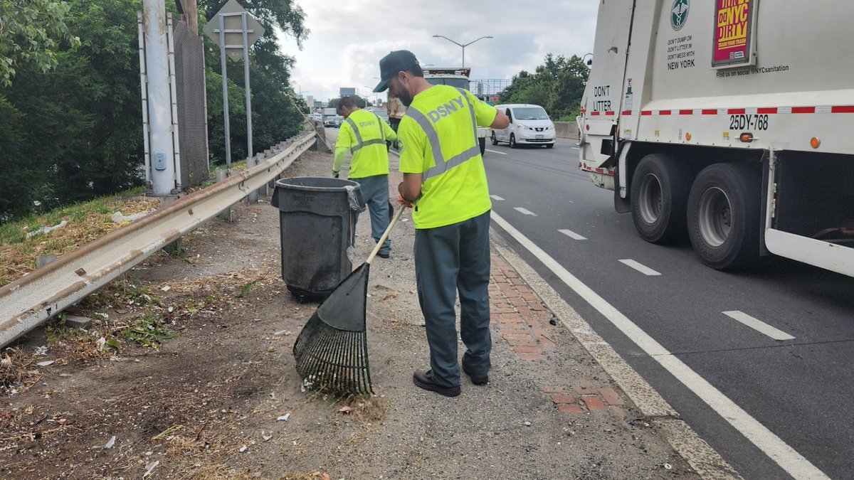 NYCSanitation's tweet image. While we’ve got some big machinery to help with cleaning, sometimes there’s no substitute for the hard work of getting it done by hand!
Yes, our Highway Unit uses mechanical brooms – but New York’s Strongest are also out in force, sweeping and raking litter and debris to keep…