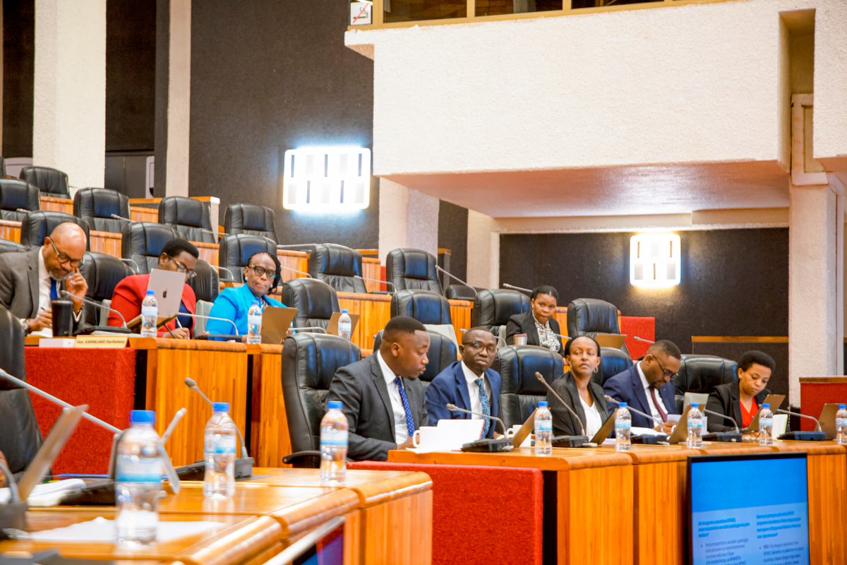 Rwanda Parliament (@rwandaparliamnt) on Twitter photo Abadepite bagize Komisiyo y'Ubutaka, Ubuhinzi, Ubworozi n'Ibidukikije baganiriye n'ubuyobozi bwa <a href="/CityofKigali/">City of Kigali</a> na <a href="/Lands_Rwanda/">National Land Authority - NLA</a> ku bibazo byagaragaye muri raporo y’igenzura ricukumbuye ryakozwe na <a href="/OAGRwanda/">OAGRwanda</a> ku itangwa ry’impushya n’igenzura ry’inyubako mu Mujyi wa Kigali. Abadepite bagize Komisiyo y'Ubutaka, Ubuhinzi, Ubworozi n'Ibidukikije baganiriye n'ubuyobozi bwa <a href="/CityofKigali/">City of Kigali</a> na <a href="/Lands_Rwanda/">National Land Authority - NLA</a> ku bibazo byagaragaye muri raporo y’igenzura ricukumbuye ryakozwe na <a href="/OAGRwanda/">OAGRwanda</a> ku itangwa ry’impushya n’igenzura ry’inyubako mu Mujyi wa Kigali.