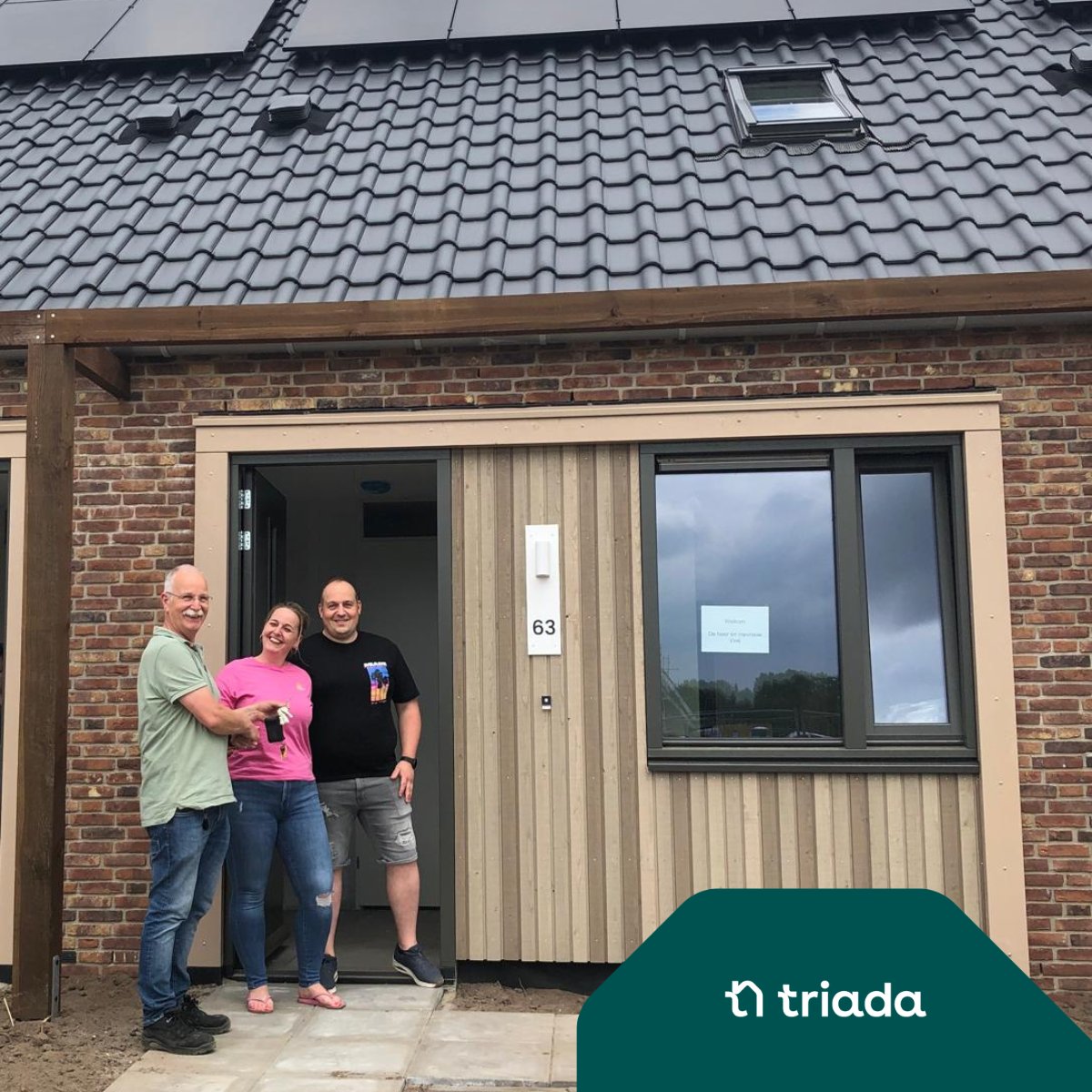 🔑 Gisteren kregen huurders de sleutel van hun nieuwe woning aan de Greepstede in Vaassen. Een mijlpaal binnen project Oosterhof-Zuid! 

We wensen iedereen veel woonplezier.

#nieuwbouw #Triada #Vaassen #OosterhofZuid