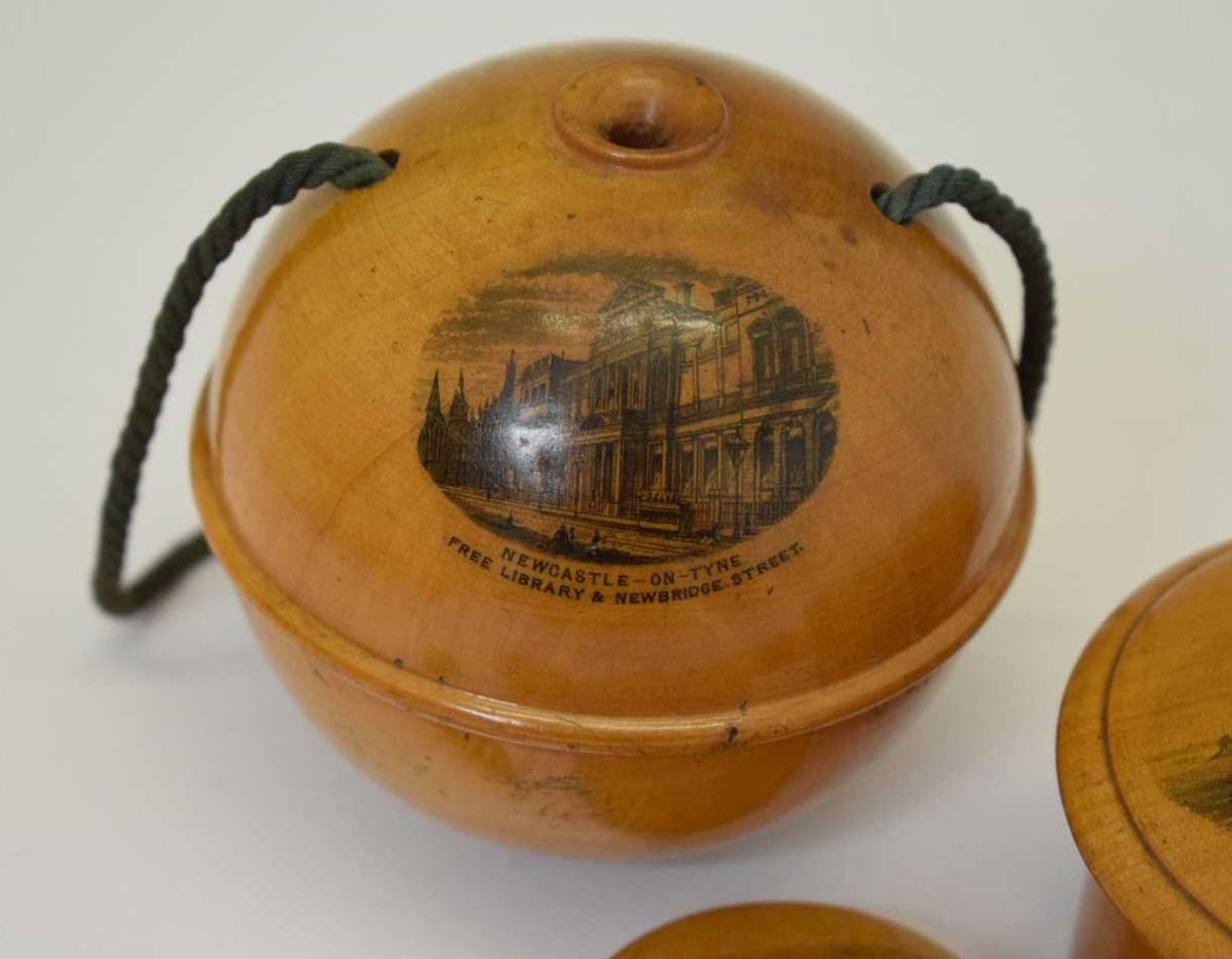 robertneuk's tweet image. Coming to auction in amongst a small collection of Mauchline ware - Scottish souvenir wood ware - is this string box or holder with a transfer print showing "Newcastle-on-Tyne Free Library & Newbridge Street". Possibly late 19th century.
Image courtesy of Clevedon Salerooms
