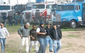 🧵1/
 ¿Sabías que camioneros mexicanos que cruzan mercancía para Hyundai fueron despedidos por intentar organizarse?
Ayer, EE.UU. solicitó a México investigar posibles violaciones a sus derechos laborales.
Es la 38ª vez que se activa el Mecanismo Laboral del T-MEC.
Te contamos: