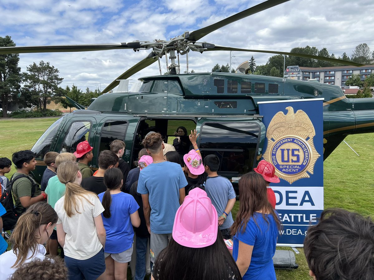 DEASEATTLEDiv's tweet image. What a fun day at the joint Youth Academy with @RentonpdWA @KingCoSheriff @wastatepatrol @PortofSeattle We brought a DEA helicopter and the pilots spoke about living drug free, making good decisions. Together we can educate our communities and keep them safe. #OpEngage @DEAHQ