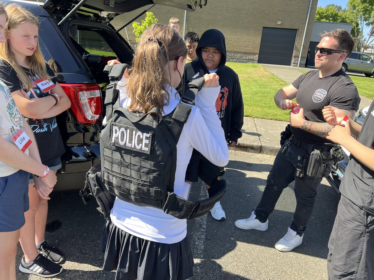 DEASEATTLEDiv's tweet image. What a fun day at the joint Youth Academy with @RentonpdWA @KingCoSheriff @wastatepatrol @PortofSeattle We brought a DEA helicopter and the pilots spoke about living drug free, making good decisions. Together we can educate our communities and keep them safe. #OpEngage @DEAHQ