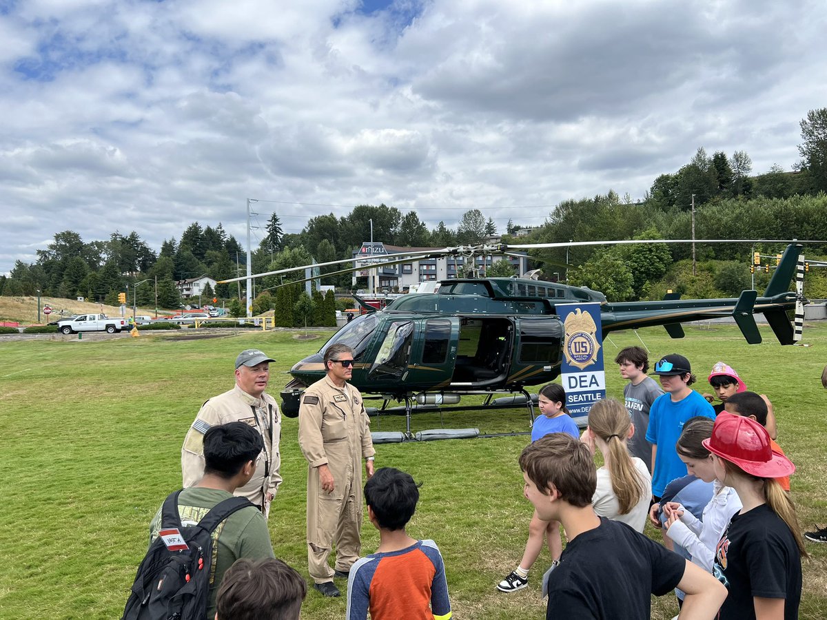 DEASEATTLEDiv's tweet image. What a fun day at the joint Youth Academy with @RentonpdWA @KingCoSheriff @wastatepatrol @PortofSeattle We brought a DEA helicopter and the pilots spoke about living drug free, making good decisions. Together we can educate our communities and keep them safe. #OpEngage @DEAHQ
