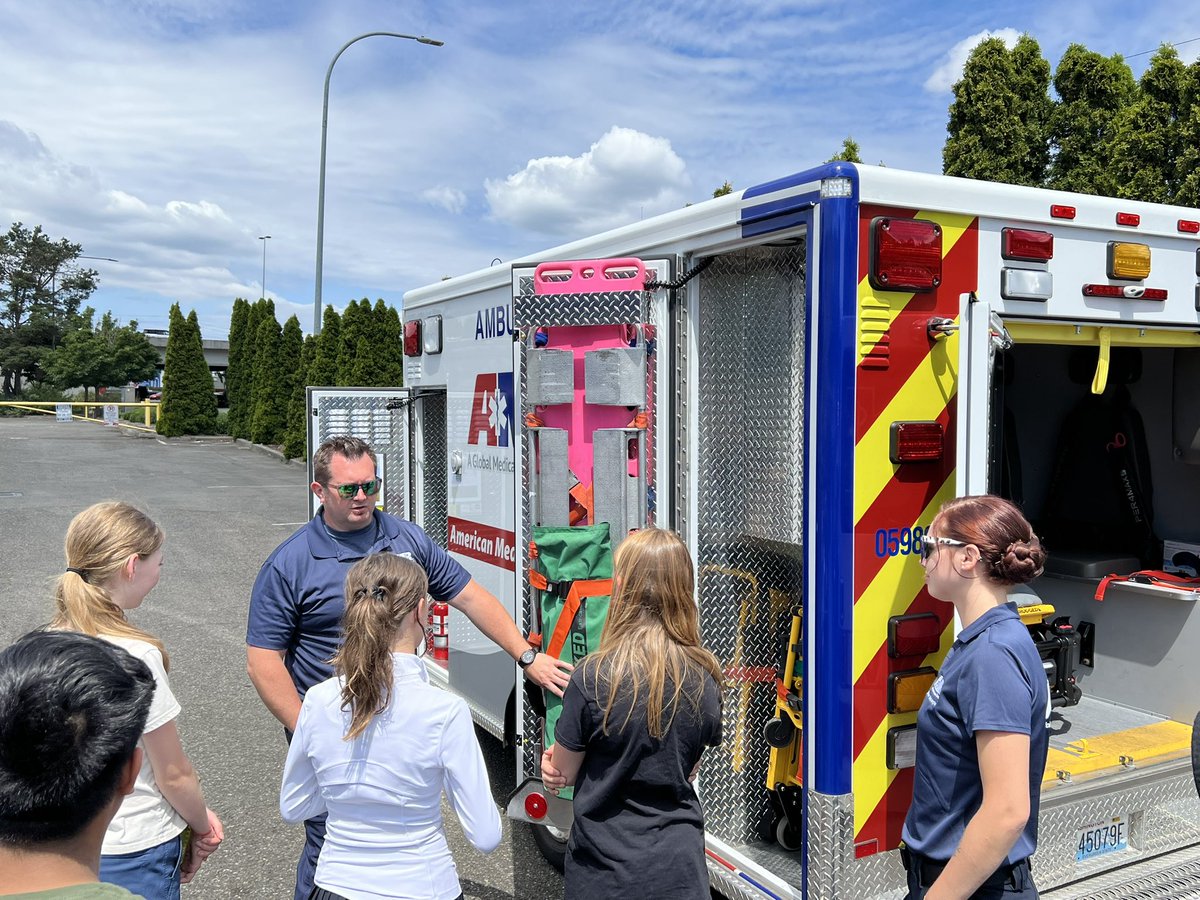 DEASEATTLEDiv's tweet image. What a fun day at the joint Youth Academy with @RentonpdWA @KingCoSheriff @wastatepatrol @PortofSeattle We brought a DEA helicopter and the pilots spoke about living drug free, making good decisions. Together we can educate our communities and keep them safe. #OpEngage @DEAHQ