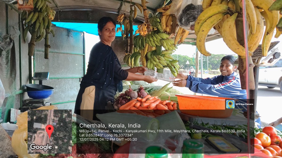 NccKollam's tweet image. @HQ_DG_NCC @NCC_KER_LAK_DTE Cadets of St. Michael’s College, Cherthala of 11 Ker Bn, Kollam Group  marked Paper Bag Day by distributing eco-friendly paper bags to local vendors — a small step towards a cleaner, greener future! 💚📦 #PaperBagDay #EcoWarriors #NCC #GreenInitiative
