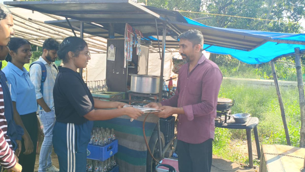NccKollam's tweet image. @HQ_DG_NCC @NCC_KER_LAK_DTE Cadets of St. Michael’s College, Cherthala of 11 Ker Bn, Kollam Group  marked Paper Bag Day by distributing eco-friendly paper bags to local vendors — a small step towards a cleaner, greener future! 💚📦 #PaperBagDay #EcoWarriors #NCC #GreenInitiative