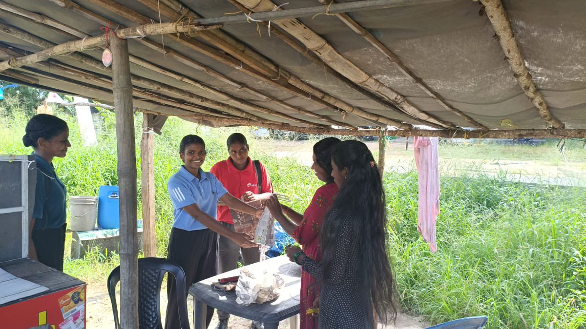 NccKollam's tweet image. @HQ_DG_NCC @NCC_KER_LAK_DTE Cadets of St. Michael’s College, Cherthala of 11 Ker Bn, Kollam Group  marked Paper Bag Day by distributing eco-friendly paper bags to local vendors — a small step towards a cleaner, greener future! 💚📦 #PaperBagDay #EcoWarriors #NCC #GreenInitiative
