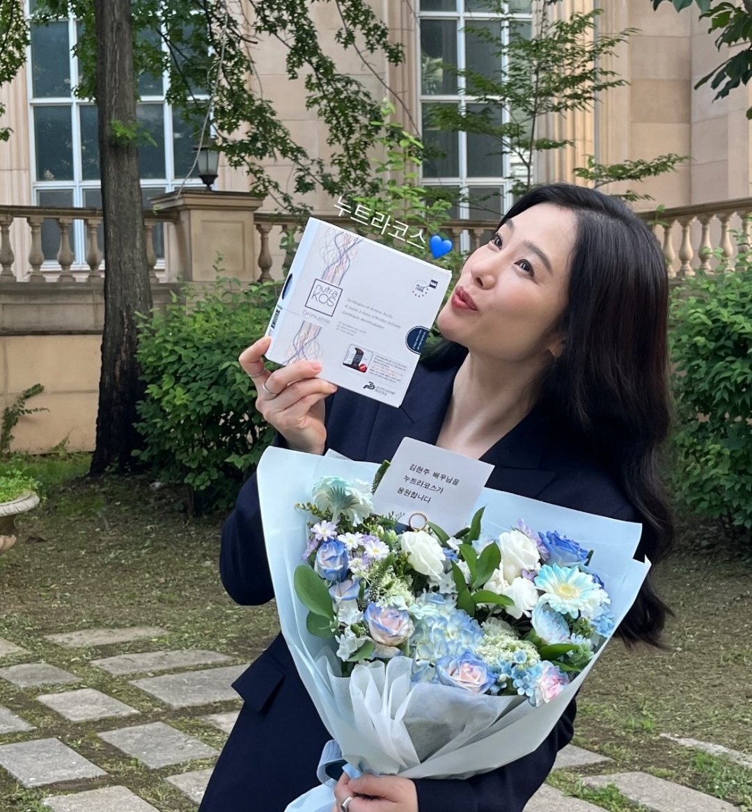 미치겟네. 
그렇게 염불외던 김현주 장발이 왔다고.
저 머리로 새 드라마를 찍는다고.
근데 그게 시대극이라 풀고 나올지 영원히 묶고 나올지 알 수가 없다고.