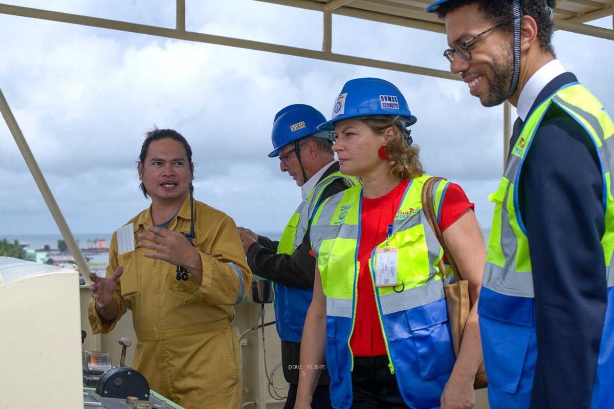Une mission de l’UE🇪🇺 a visité le Port de Conakry🇬🇳 pour renforcer la coopération en gestion de crise portuaire. Un plan de gestion a été remis, dans le cadre du projet #EnMAR, suite à l’explosion du dépôt d’hydrocarbures de Kaloum.