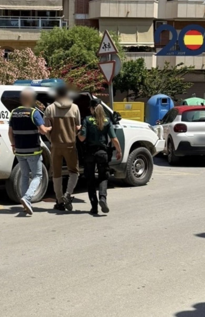 contrastado's tweet photo. Un marroquí de 22 años que llegó ilegalmente en patera hace poco más de 1 año
Se dedicaba a robar a mujeres de avanzada edad en Callosa de Segura, Alicante
A 6 de ellas las golpeó en la cara y les robó la cadena del cuello con tal violencia que necesitaron atención hospitalaria🤦‍♂️ https://t.co/O8i41BsZF0