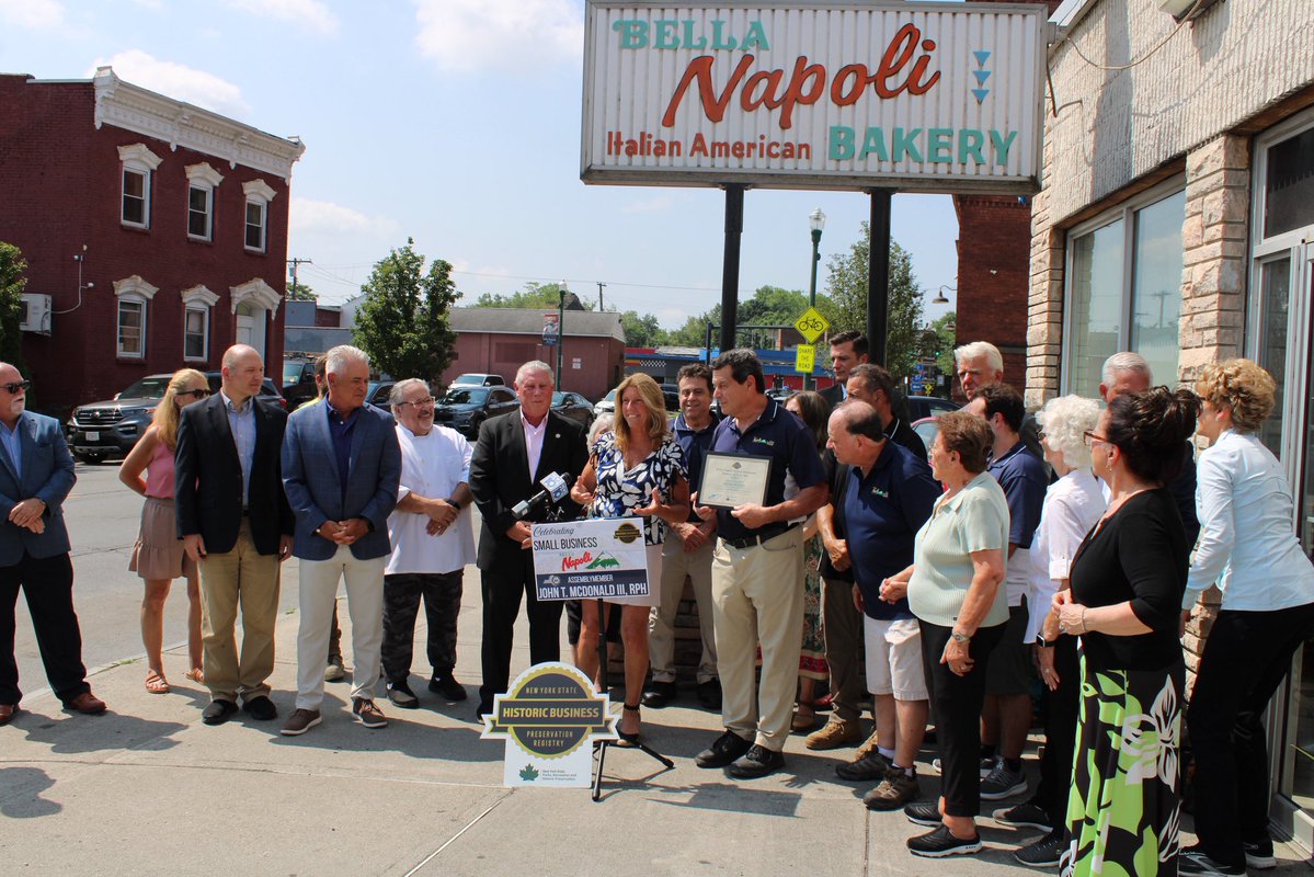 TroyCityHall's tweet image. 📣 Big congratulations to Bella Napoli Italian Bakery for being named to the New York State Historic Business Preservation Registry! 🍰🇮🇹
For decades, Bella Napoli has been a staple in Troy – serving up tradition, quality, and the best Italian baked goods around! 🤌🏼