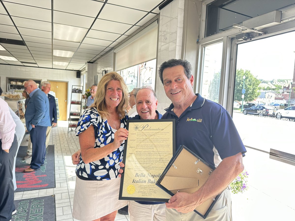 TroyCityHall's tweet image. 📣 Big congratulations to Bella Napoli Italian Bakery for being named to the New York State Historic Business Preservation Registry! 🍰🇮🇹
For decades, Bella Napoli has been a staple in Troy – serving up tradition, quality, and the best Italian baked goods around! 🤌🏼