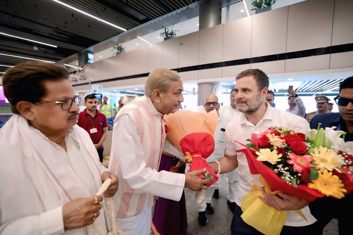 Pramod Tiwari (@pramodtiwari700) on Twitter photo рдиреЗрддрд╛ рдирд╣реАрдВ, рдЖрд╢рд╛ рдХреА рдЖрд╡рд╛рдЬрд╝ рд╣реИрдВ <a href="/RahulGandhi/">Rahul Gandhi</a> рдЬреА тЬКЁЯЗоЁЯЗ│
рдЖрдЬ рд▓рдЦрдирдК рдПрдпрд░рдкреЛрд░реНрдЯ рдкрд░ рдЖрдо рдЬрдирддрд╛ рдХреА рдмреБрд▓рдВрдж рдЖрд╡рд╛рдЬ, рдХрд╛рдВрдЧреНрд░реЗрд╕ рдкрд╛рд░реНрдЯреА рдХреЗ рдкреВрд░реНрд╡ рдЕрдзреНрдпрдХреНрд╖ рдФрд░ рднрд╛рд░рдд рдЬреЛрдбрд╝реЛ рдпрд╛рддреНрд░рд╛ рдХреЗ рдирд╛рдпрдХ рдорд╛рдирдиреАрдп рд╢реНрд░реА рд░рд╛рд╣реБрд▓ рдЧрд╛рдВрдзреА рдЬреА рдХрд╛ рдЖрддреНрдореАрдп рд╕реНрд╡рд╛рдЧрдд рдХрд┐рдпрд╛ред
рдЙрдирдХрд╛ рд╣рд░ рдХрджрдо рд╕рдВрд╡реИрдзрд╛рдирд┐рдХ рдореВрд▓реНрдпреЛрдВ рдХреА рд░рдХреНрд╖рд╛, рднрд╛рдИрдЪрд╛рд░реЗ рдХреА рдордЬрдмреВрддреА рдФрд░ рдЬрдирддрд╛ рдХреЗ рдиреЗрддрд╛ рдирд╣реАрдВ, рдЖрд╢рд╛ рдХреА рдЖрд╡рд╛рдЬрд╝ рд╣реИрдВ <a href="/RahulGandhi/">Rahul Gandhi</a> рдЬреА тЬКЁЯЗоЁЯЗ│
рдЖрдЬ рд▓рдЦрдирдК рдПрдпрд░рдкреЛрд░реНрдЯ рдкрд░ рдЖрдо рдЬрдирддрд╛ рдХреА рдмреБрд▓рдВрдж рдЖрд╡рд╛рдЬ, рдХрд╛рдВрдЧреНрд░реЗрд╕ рдкрд╛рд░реНрдЯреА рдХреЗ рдкреВрд░реНрд╡ рдЕрдзреНрдпрдХреНрд╖ рдФрд░ рднрд╛рд░рдд рдЬреЛрдбрд╝реЛ рдпрд╛рддреНрд░рд╛ рдХреЗ рдирд╛рдпрдХ рдорд╛рдирдиреАрдп рд╢реНрд░реА рд░рд╛рд╣реБрд▓ рдЧрд╛рдВрдзреА рдЬреА рдХрд╛ рдЖрддреНрдореАрдп рд╕реНрд╡рд╛рдЧрдд рдХрд┐рдпрд╛ред
рдЙрдирдХрд╛ рд╣рд░ рдХрджрдо рд╕рдВрд╡реИрдзрд╛рдирд┐рдХ рдореВрд▓реНрдпреЛрдВ рдХреА рд░рдХреНрд╖рд╛, рднрд╛рдИрдЪрд╛рд░реЗ рдХреА рдордЬрдмреВрддреА рдФрд░ рдЬрдирддрд╛ рдХреЗ