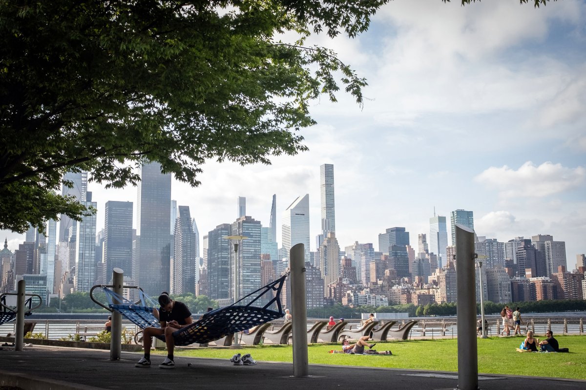 nycgob's tweet image. Neoyorquinos, desde hoy hasta el viernes, vamos a enfrentar varios días con altas temperaturas y humedad, lo que hará que la sensación térmica se acerque o supere los 100 °F (38 °C).
Beba abundante agua y visite un centro de enfriamiento si lo precisa.
nyc.gov/beattheheat