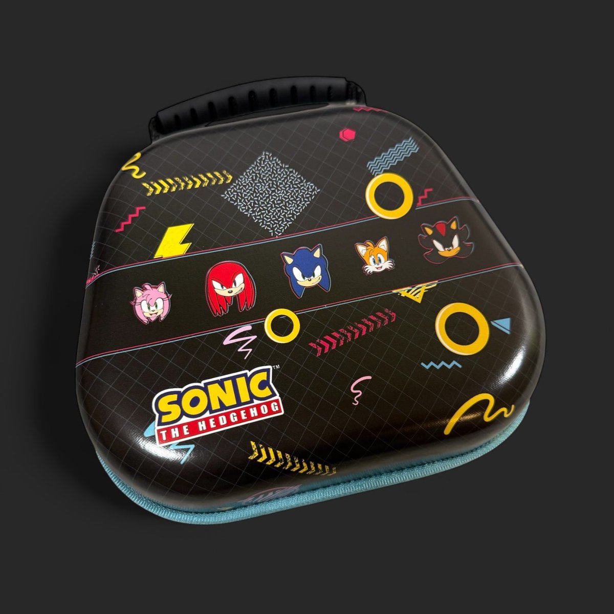 CptnAlexDesigns's tweet image. It’s all in the details!
Did you know our officially licensed @sonic_hedgehog case features custom zipper pulls of the blue blur himself?!
Available exclusively on CptnAlex.com/sonic
