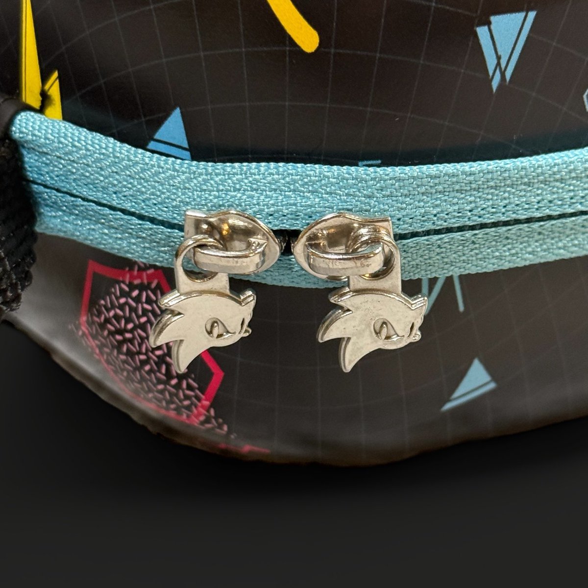 CptnAlexDesigns's tweet image. It’s all in the details!
Did you know our officially licensed @sonic_hedgehog case features custom zipper pulls of the blue blur himself?!
Available exclusively on CptnAlex.com/sonic