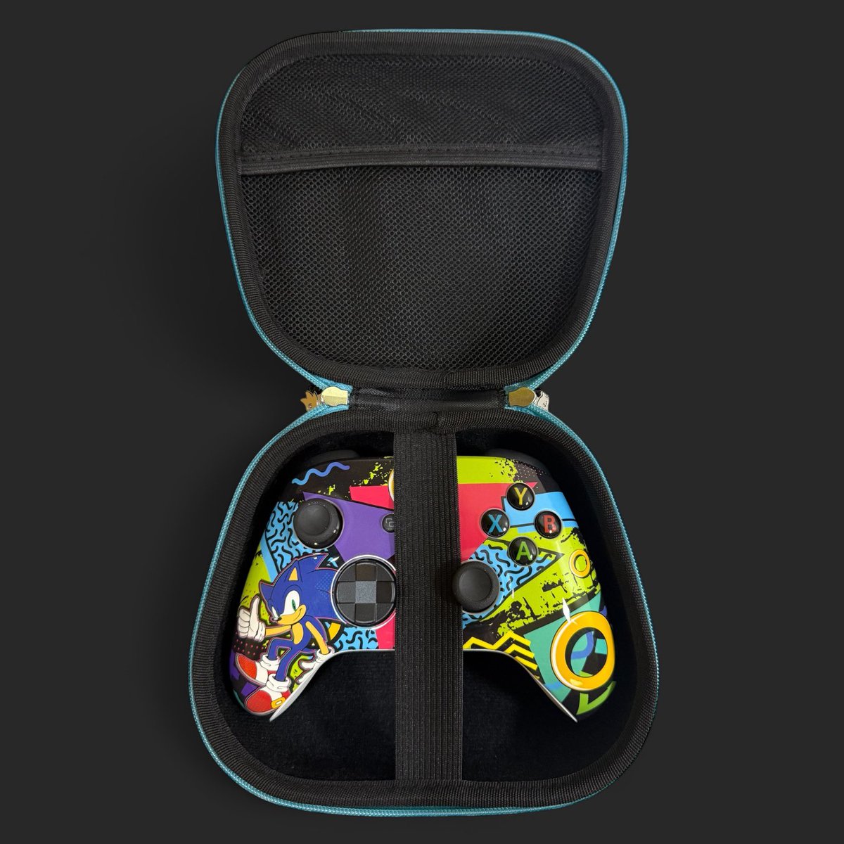 CptnAlexDesigns's tweet image. It’s all in the details!
Did you know our officially licensed @sonic_hedgehog case features custom zipper pulls of the blue blur himself?!
Available exclusively on CptnAlex.com/sonic