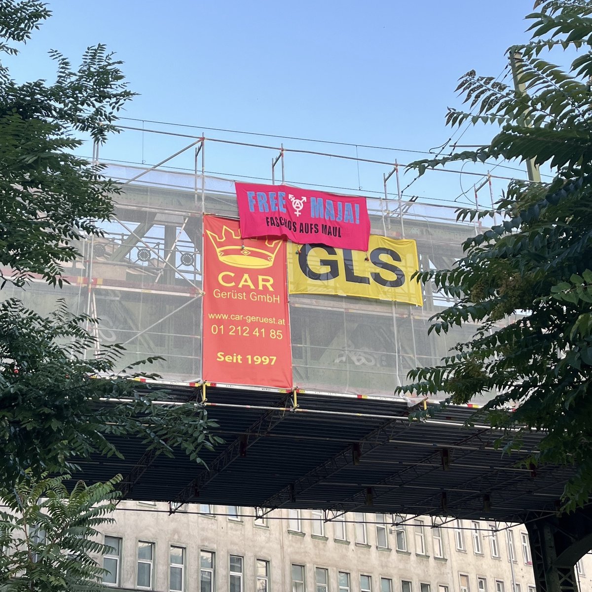 In Solidarität mit Maja T. Bannerdrop auf Wiener Ubahn-Brücke!

Am 15.07 haben sich auch in Wien queere Anarchist*innen dem Aktionstag für Maja T. angeschlossen und haben aus Solidarität ein Banner von einer Ubahnbrücke gedroppt: 
de.indymedia.org/node/525986