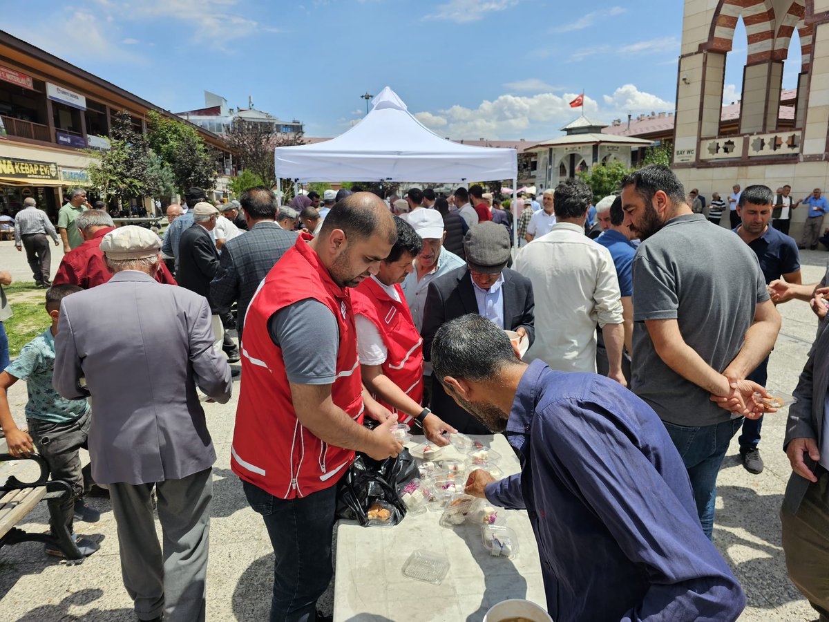 "15 Temmuz Şehitlerini Anma, Demokrasi ve Milli Birlik Günü" kapsamında Şehitlerimiz için Kara Yusuf Paşa Camii'nde Mevlid-i Şerif programı düzenlendi. Program sonunda Bşk. Yrd. Mevlüt Selçuk ve YK Üyemiz Adem Taş'ın da katılımıyla, vatandaşlarımıza lokum ve şekerleme ikram ettik