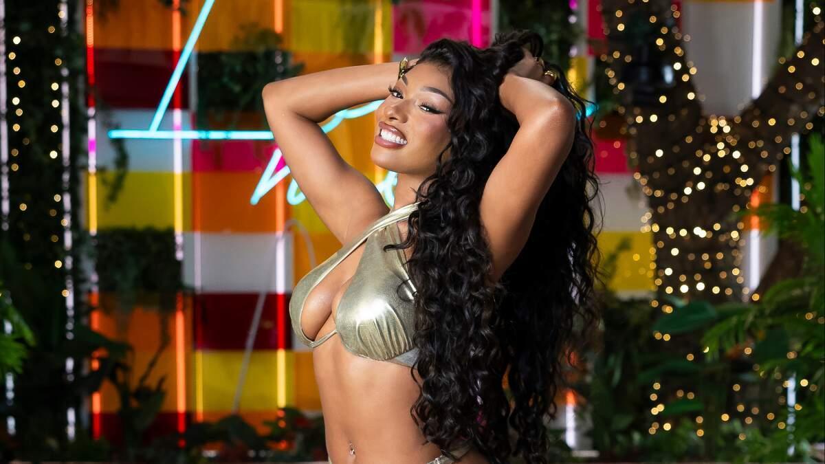 Megan Thee Stallion Unboxes Labubu Dolls While Seated On Klay Thompson's Lap | Z100 New York z100.iheart.com/content/2025-0…