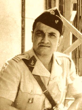 paroles_la's tweet image. 10 juin 1942. Bir Hakeim. L'ennemi va percer. Alors, l'ancien vétérinaire rampe sous les obus vers un canon dont les servants ont été tués. Il le remet en état et, même grièvement blessé, fait parler la poudre. Les Allemands sont stoppés. Lui n'arrêtera qu'en 1945. Maurice Bayrou