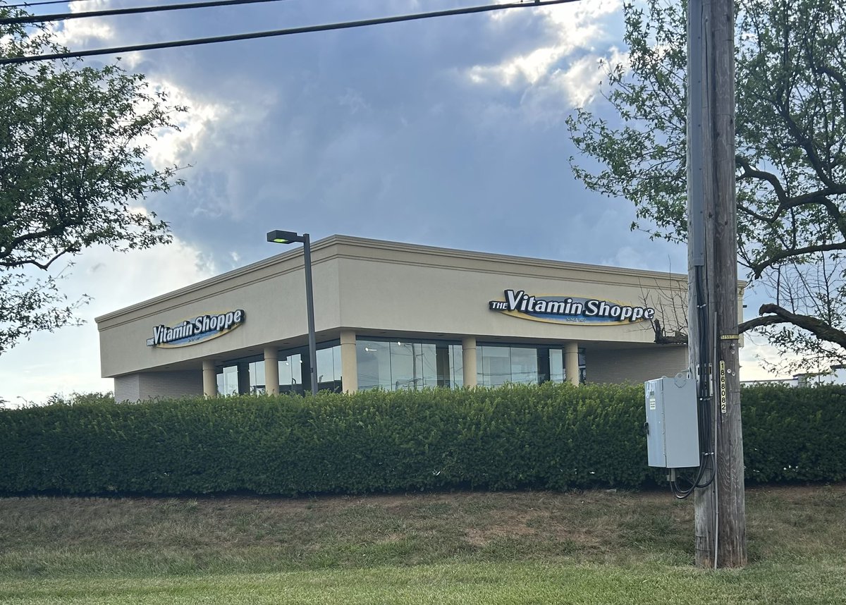 ChetLemond's tweet image. I’m convinced that the Vitamin Shoppe on Nicholasville road is a front for the mafia, or the feds, or foreign spies, or a sleeper cell, or the Men in Black.
You’ll never convince me that it’s an actual functioning business with customers that’s somehow operating at a profit.