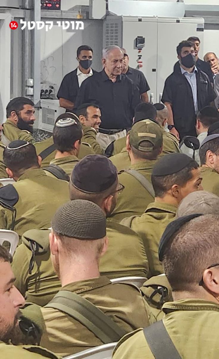TommerVinner's tweet image. הציניות הכי גדולה שנוצרה אי פעם מאז בריאת היקום זה ביבי וסמוטריץ' מבקרים בחטיבת החשמונאים יום אחרי שהם נלחמו על חוק השתמטות בכנסת.
השימוש הכי אפסי שאפשר לעשות בגיבורים האלו, שהתגייסו לפעמים בניגוד לכל דעת הקהילה והמשפחה שלהם, זה כדי להגיד: "תראו, יש גם חרדים שמתגייסים!". כי הם…