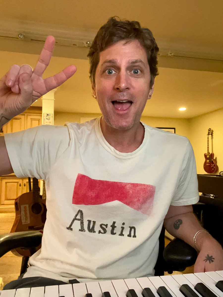 ThisIsRobThomas's tweet image. So thrilled to see your reaction to the All Night Days album announcement!! Make sure to sign up for my newsletter to be the first to get exclusive content and updates about the album coming your way 😄 rob-thomas.lnk.to/Newsletter