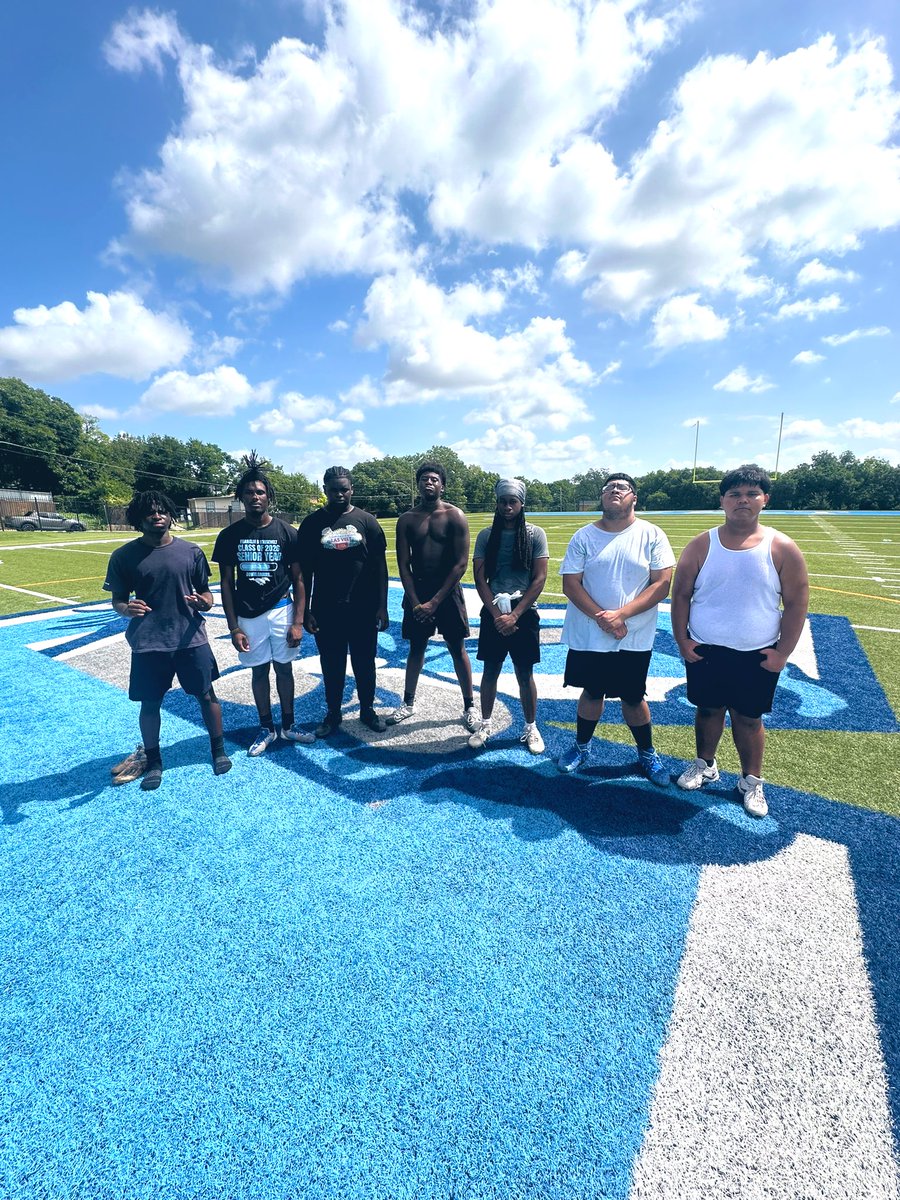 CoachLuciusHow's tweet photo. Roosevelt Mustangs Weightroom
4th and 1 MENtality
8 Mustang move the needle on Bench.
No mirrors. No fluff. Just pain, plates, and purpose.
We don’t chase hype — we build savage strength.
@CoachCassiusJ
#WhateverItTakes
#EplusRequalsO
#ChopWoodCarryWater
#4thand1MENtality https://t.co/O1fWgsZlwL