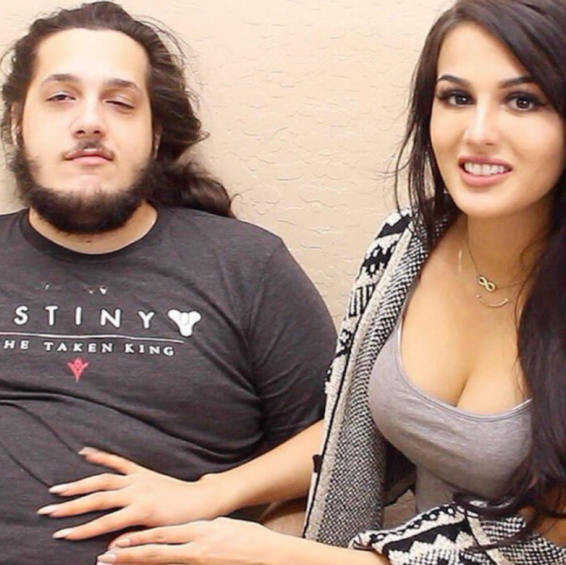 lowkeydex's tweet photo. How tf did he pull sssniperwolf https://t.co/zzRYCfy99o